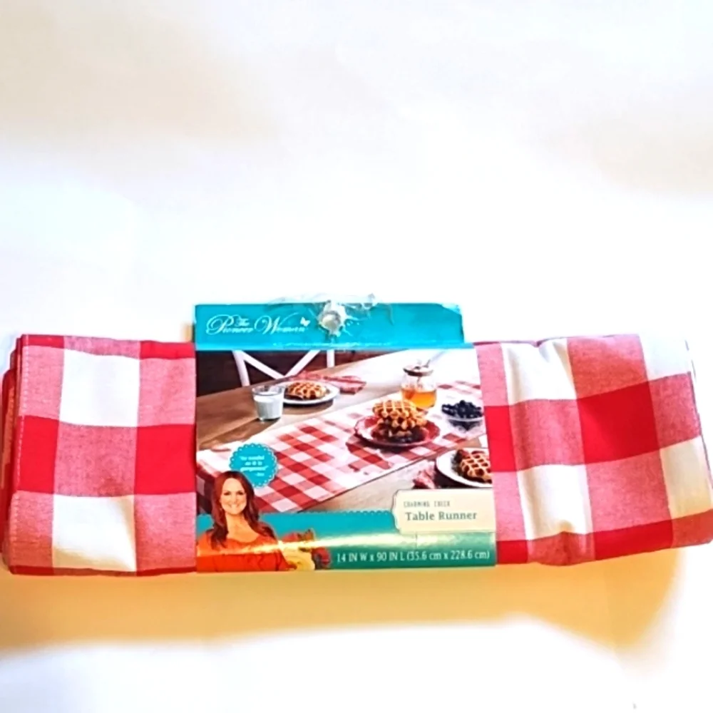 NWT Charming Check Table Runner
